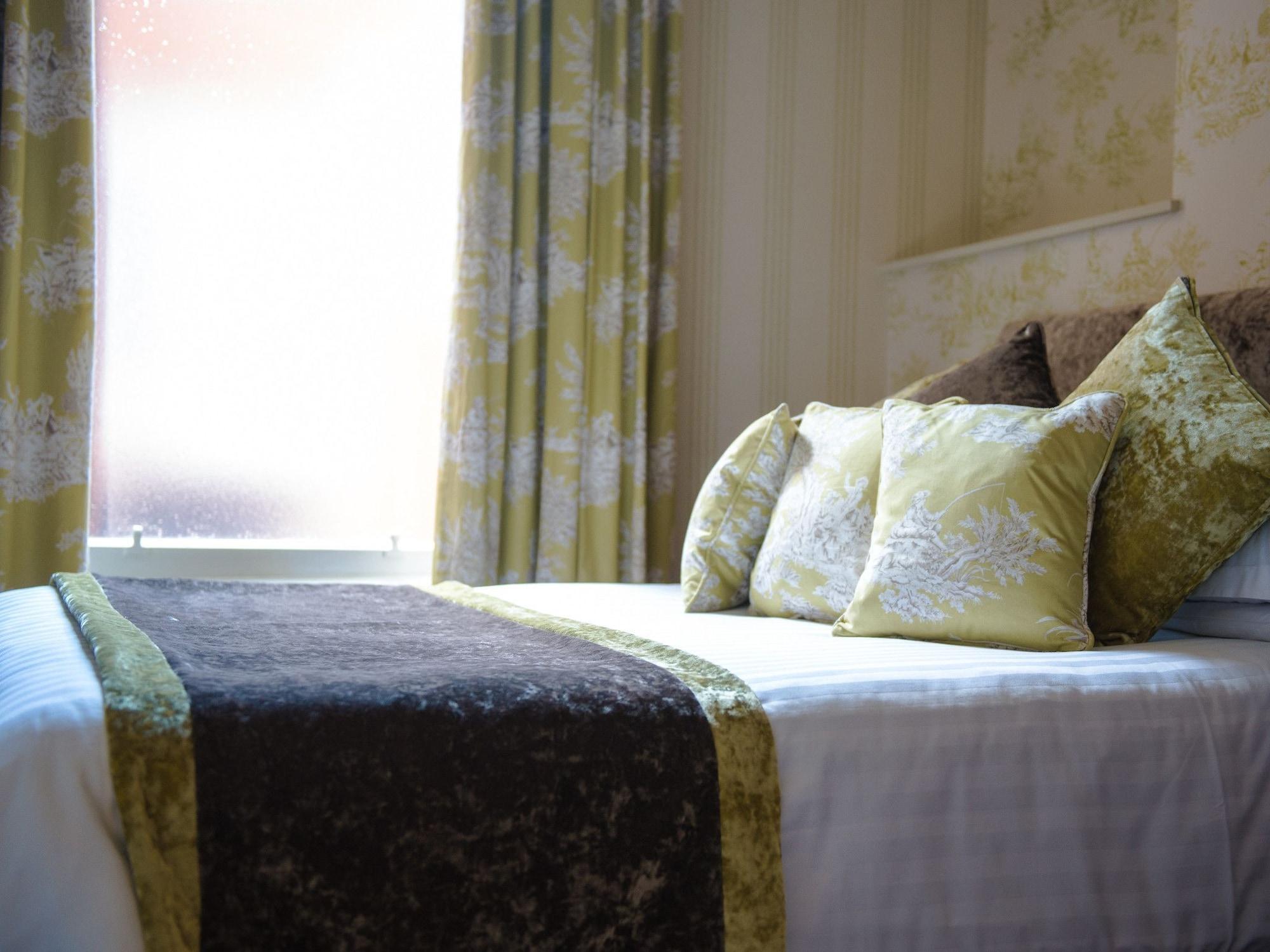 Oaklands Hall Sure Collection By Western 3*